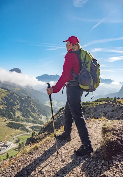 Randonneurs actifs, profitant de la vue, regardant le paysage des montagnes des Dolomites — Photo