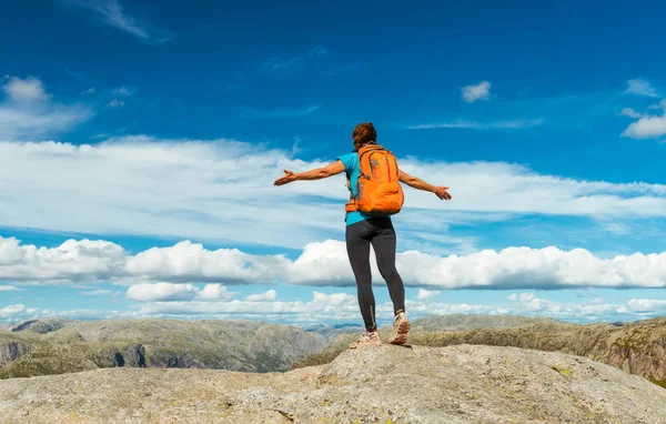 Vrouw succesvolle wandelen silhouet in Bergen, motivatie en inspiratie in de zonsondergang — Stockfoto