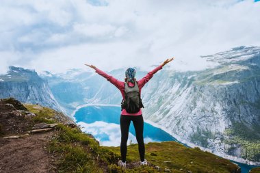 Sırt çantası ayakta Fiyordu kıyısında olan kadın