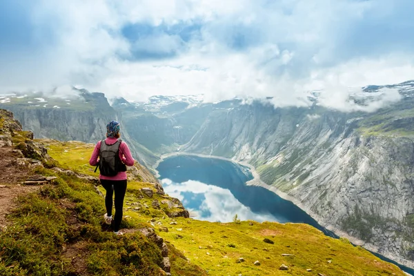 Norská túra. Sportovní žena poblíž Trolltunga — Stock fotografie