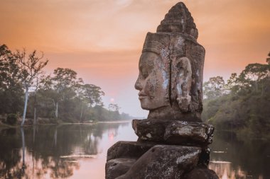 İçinde Siem Reap, Kamboçya Angkor Thom South Gate yakınındaki taş Asura