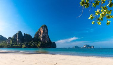 Krabi Tayland 'daki Railay plajı. Asya