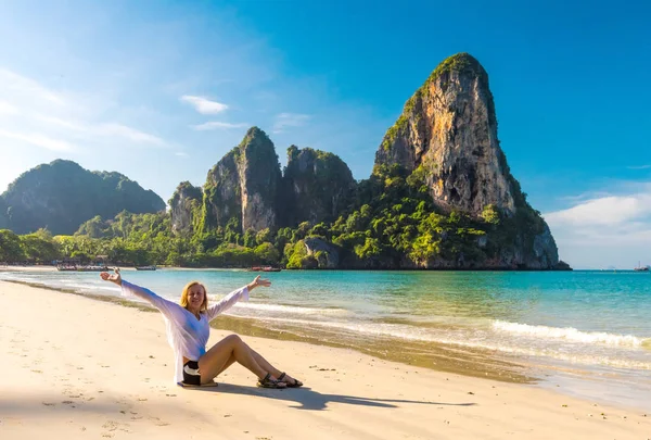 Woman resting on Railay beach Krabi Thailand. Asia — Stock Photo, Image