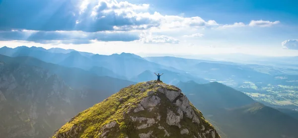 Uomo sulla cima di una roccia — Foto Stock