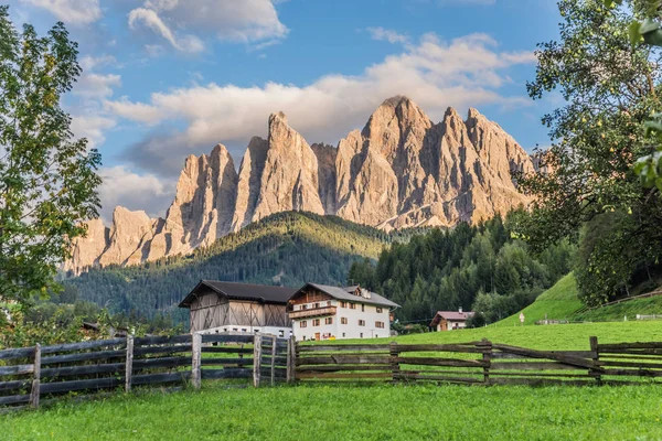 Maravilhosa paisagem Santa Magdalena Village in Dolomites area Italy — Fotografia de Stock