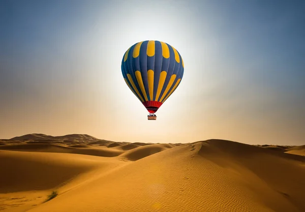 Désert et montgolfière Paysage au lever du soleil — Photo