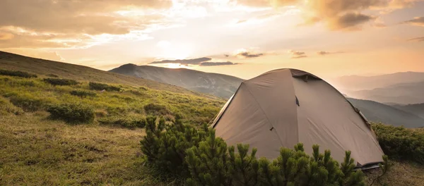 Tente touristique dans les montagnes du coucher du soleil — Photo