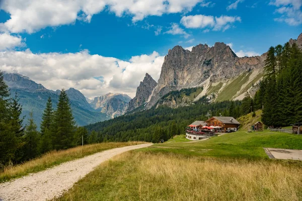 Paisagem típica da vila em Dolomites, Itália — Fotografia de Stock