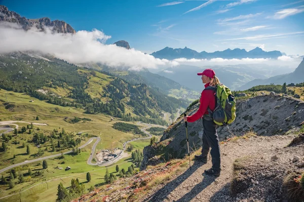 Aktif yürüyüşçü yürüyüşü, manzaranın tadını çıkarmak, Dolomites dağlarının manzarasına bakmak. — Stok fotoğraf