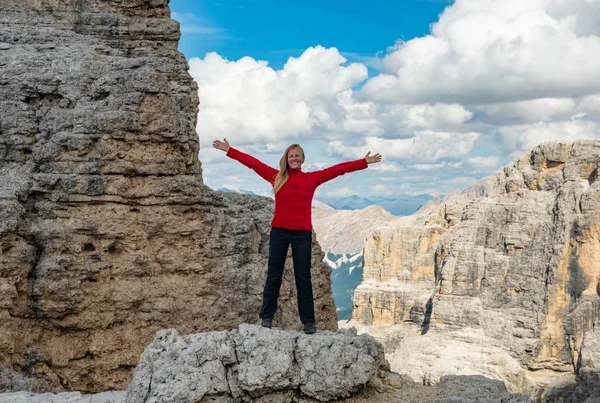 Aktiv vandring, njuta av utsikten, titta på Dolomiterna bergslandskap — Stockfoto
