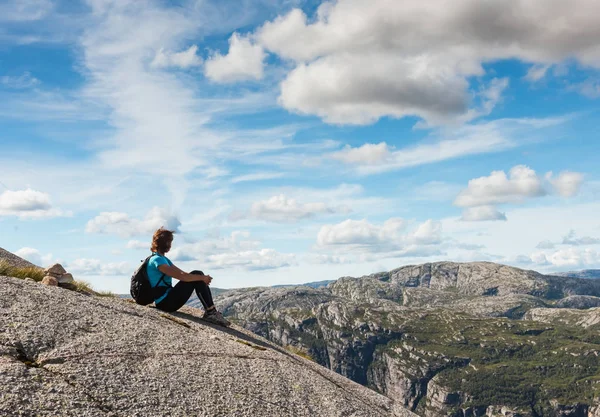 Norveç'te rahatlatıcı kayaya oturan orta yaş uzun yürüyüşe çıkan kimse kadın — Stok fotoğraf