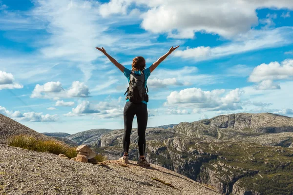 Kadın başarılı hiking siluet dağlar, motivasyon ve günbatımı ilham