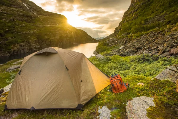 Toeristische tent in Bergen zomer zonsondergang Noorwegen — Stockfoto