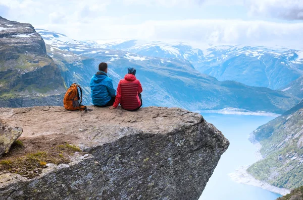 Pareja sentada vista en el camino a Trolltunga, Noruega Concepto de libertad y éxito — Foto de Stock