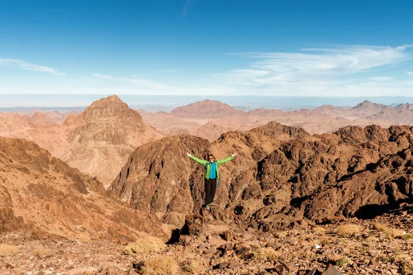 Wanderin mit Rucksack genießt Aussicht in Wüste — Stockfoto