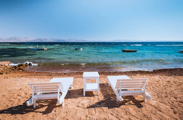 Sillas de salón en la hermosa playa tropical en Egipto —  Fotos de Stock