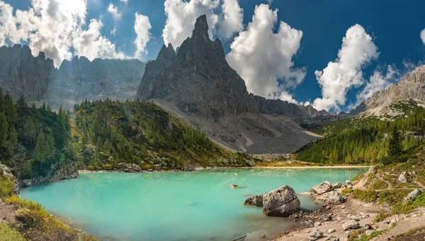 Increíble vista del lago Sorapis Lago di Sorapis Dolomitas, Italia — Foto de Stock