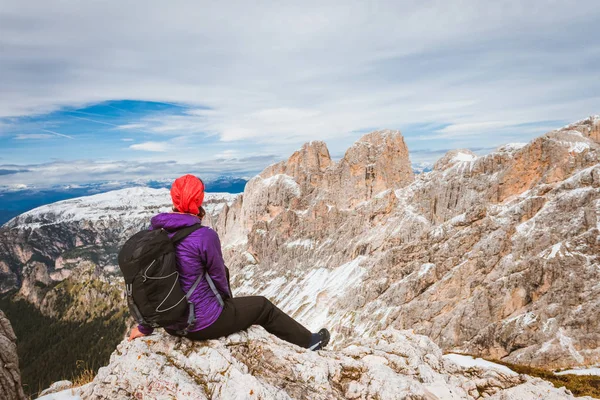 Senderismo en las montañas — Foto de Stock