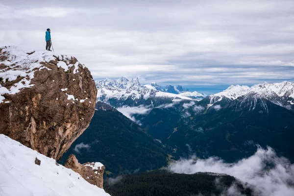 Mujer de mediana edad en la cima de la montaña contra hermosas montañas Travel Success — Foto de Stock