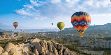 Büyük turistik Cappadocia sıcak hava balon uçuş