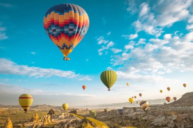 Büyük turistik Cappadocia sıcak hava balon uçuş
