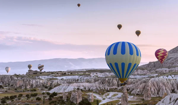 Gran atracción turística del vuelo en globo aerostático de Capadocia —  Fotos de Stock