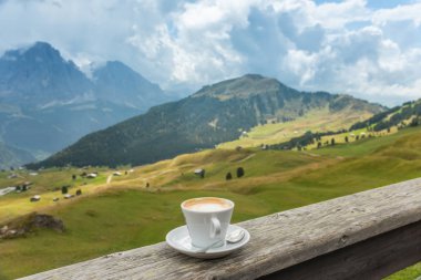 Kahve fincanı kahve zamanlı dağ manzaralı arka plan olarak