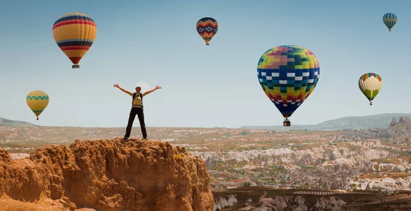 Donna di successo e mongolfiera Concetto motivazione, ispirazione — Foto Stock