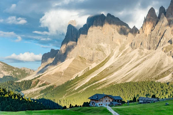 Geisler jesień lub Odle górskie Dolomity grupy, Val di Funes — Zdjęcie stockowe