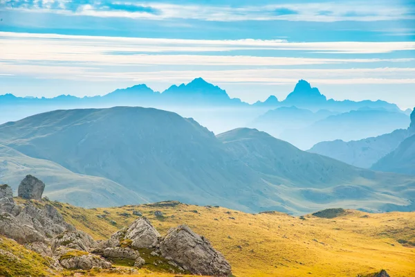 Vrstvené hory krajina pozadí — Stock fotografie