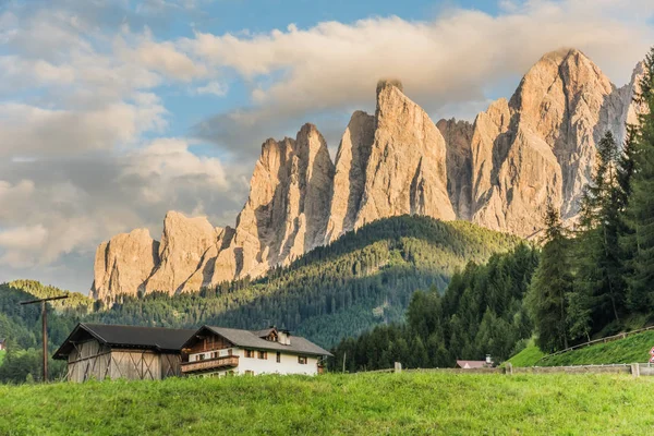 Wspaniały krajobraz Santa Magdalena Village w Dolomitach Włochy — Zdjęcie stockowe
