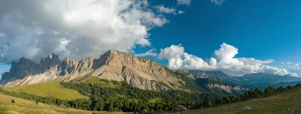 Herfst Geisler of Odle berg Dolomieten groep, Val di Funes — Stockfoto