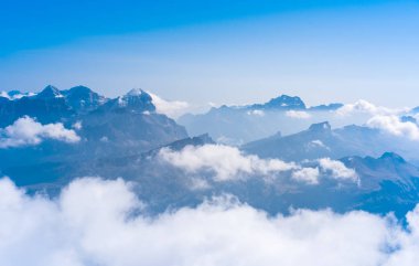 Bulutlar dağda siluetleri