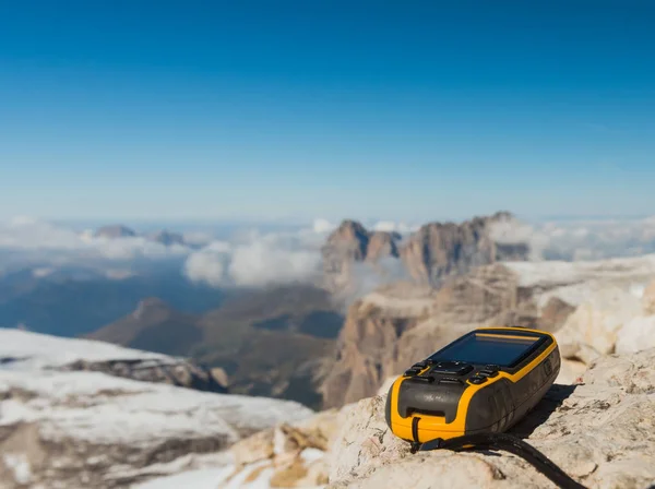 GPS navigator in hand Dolomieten Alpen — Stockfoto