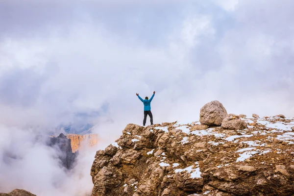 Mulher no topo das Dolomitas rock, Sella Ronda — Fotografia de Stock