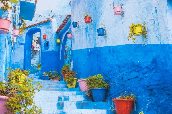 Vue imprenable sur la rue de la ville bleue Chefchaouen. Lieu : Chefchaouen, Maroc, Afrique — Photo