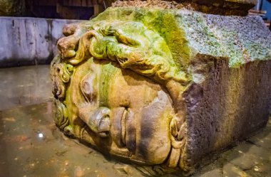 Yerebatan Sarnıcı 'nda Inverted Medusa baş üssü olan sütun. Istanbul. Türkiye