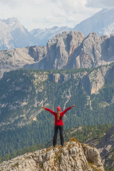 Senderismo en los Alpes Dolomitas. Deporte, concepto de estilo de vida activo — Foto de Stock