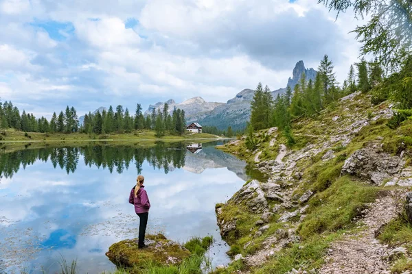 Mujer relajante cerca del hermoso lago Federa en Dolomitas Italia — Foto de Stock