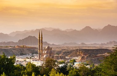 Eski Sharm El Sheikh kasabasındaki camii. Mısır.