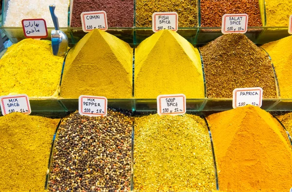Spezie asiatiche sul Grand Bazaar Istanbul Turchia — Foto Stock