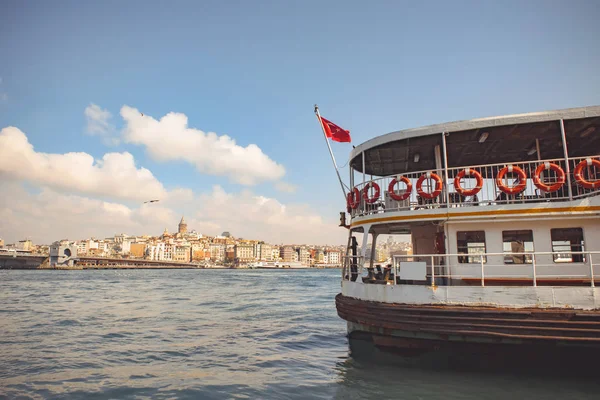 Ferry en la bahía de Cuerno de Oro y Galata vista, verano, Estambul, Turquía — Foto de Stock