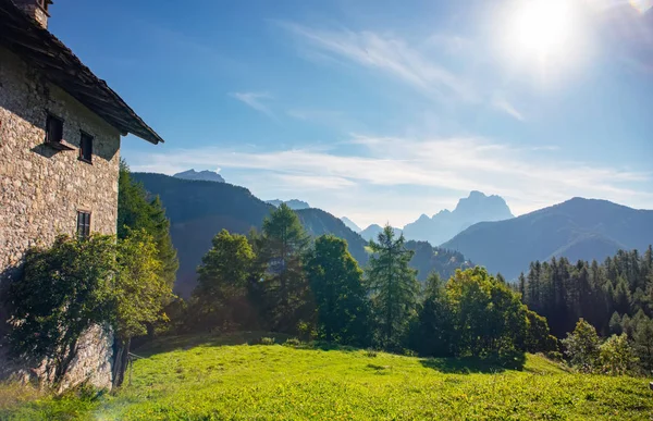 Casas de pedra tradicionais em Dolomitas Italianas Village Ronch, Itália — Fotografia de Stock