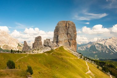 Yaz Dağı Alp Çayırı Panoraması. Cinque Torri, Dolomitler Alpleri, İtalya