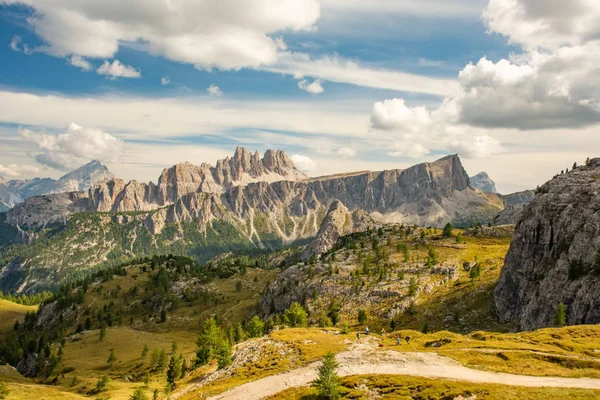 Letni krajobraz górski Cinque Torri, Alpy dolomitowe, Włochy — Zdjęcie stockowe