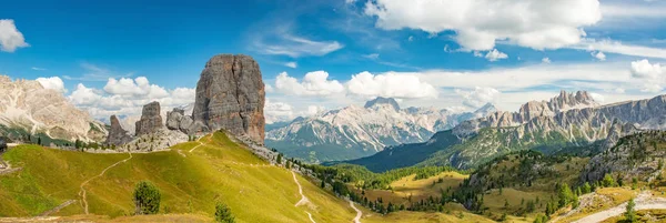 夏季高山草甸全景.Cinque Torri，Dolomites Alps，意大利 — 图库照片