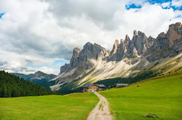 Bela paisagem montanhosa de rifugio Brogles em Dolomites Itália — Fotografia de Stock