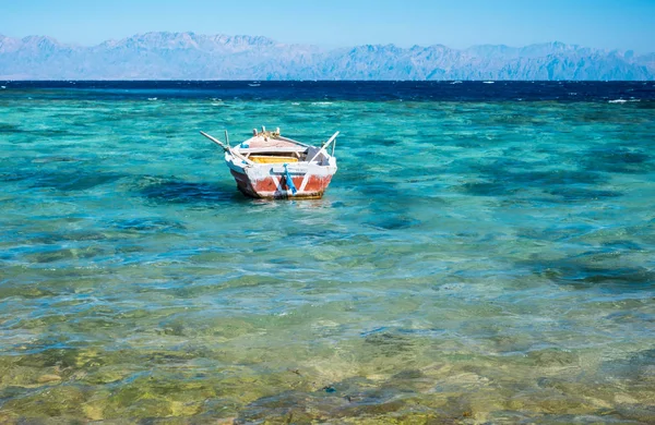 View to coastline of Red sea and fishing boat — Stock Photo, Image