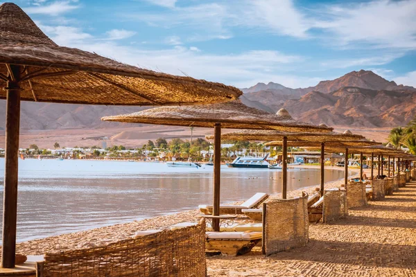 Relájese bajo la sombrilla en la playa del Mar Rojo Egipto —  Fotos de Stock