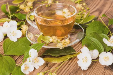 Fincan çay ıhlamur Yasemin ahşap arka plan üzerinde